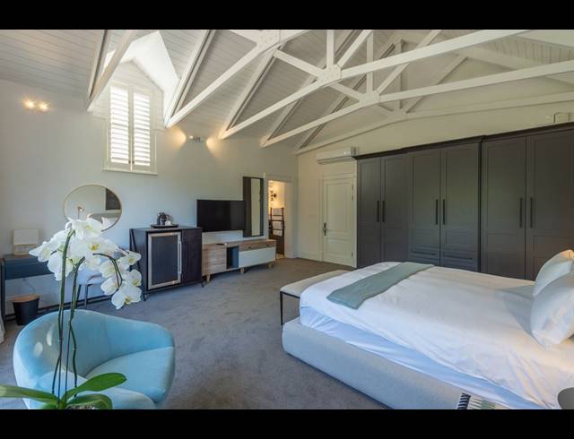 9 BEDROOM HOTEL FOR SALE IN BISHOPSCOURT